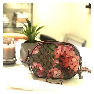 Gucci GG Blooms Supreme Canvas Shoulder Bag